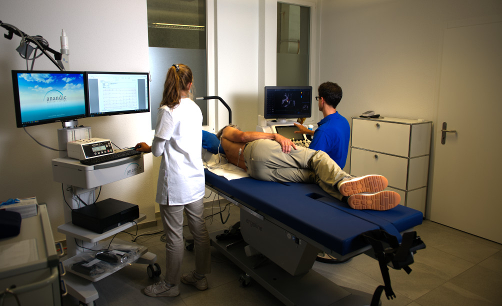 Medizinische Praxisassistentin der Herzpraxis Oberland bei der Arbeit